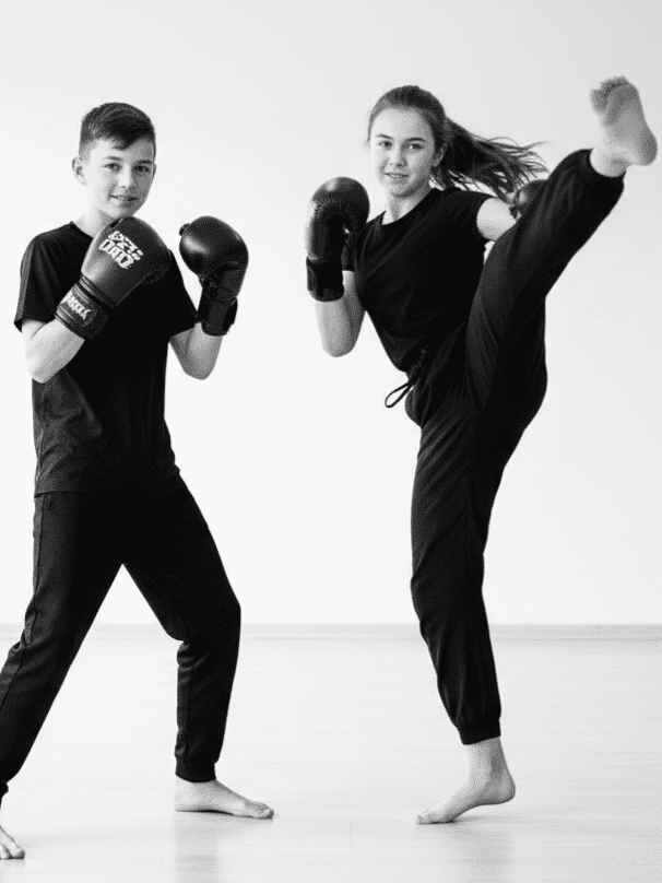 Jugentliche bei kampfsport bracht